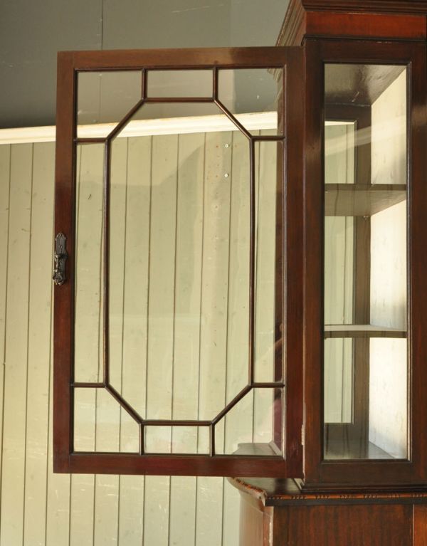 アンティークのキャビネット アンティーク家具 上品なアンティークの英国家具、細長いガラスのショーケース。ガラスもアンティークならでは。(j-1342-f)