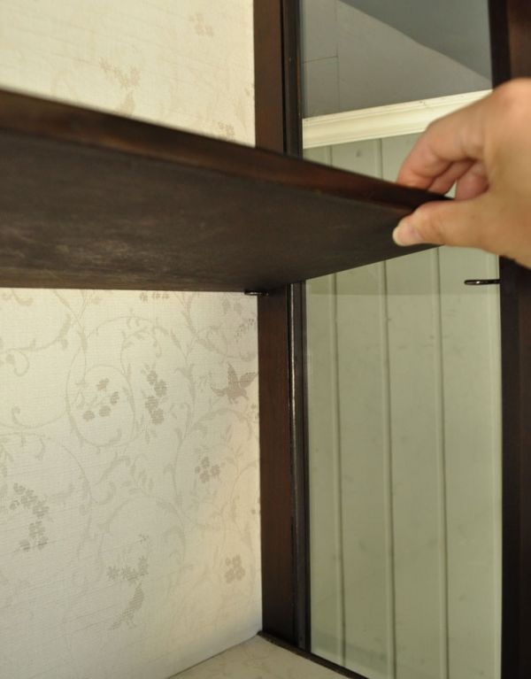 アンティークのキャビネット アンティーク家具 上品なアンティークの英国家具、細長いガラスのショーケース。棚板は可動です。(j-1342-f)