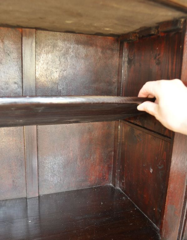 アンティークのキャビネット アンティーク家具 上品なアンティークの英国家具、細長いガラスのショーケース。下の棚板も可動です。(j-1342-f)