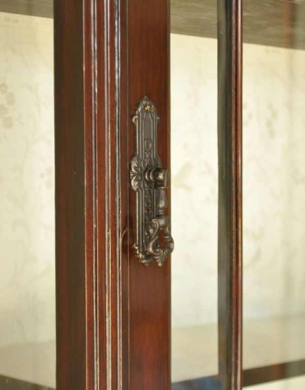 アンティークのキャビネット アンティーク家具 上品なアンティークの英国家具、細長いガラスのショーケース。高級感があるアンティークの取っ手です。(j-1342-f)