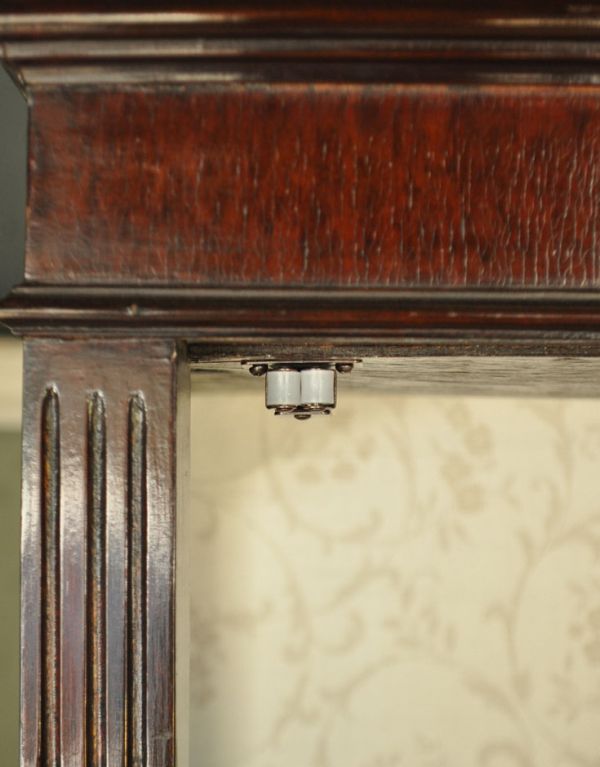 アンティークのキャビネット アンティーク家具 上品なアンティークの英国家具、細長いガラスのショーケース。扉にはローラーキャッチャーが付いているので、開け閉めがスムーズです。(j-1342-f)