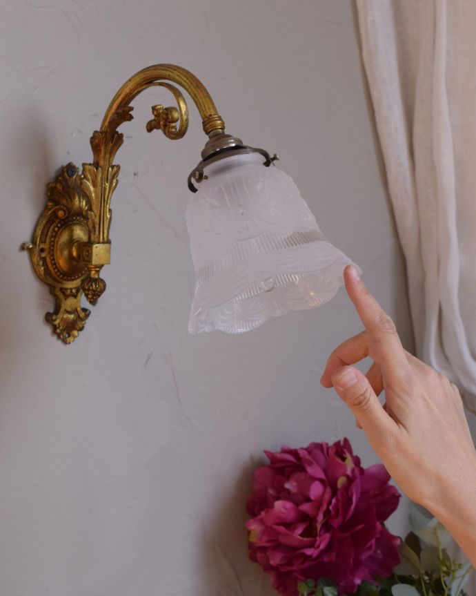 壁付けブラケット 照明・ライティング 真鍮が美しいフランスのアンティークウォールブラケット(E17シャンデリア球・ギャラリーA付き)。壁からの灯りでお部屋を素敵に照らしませんか?日本ではあまり使われない壁付けのブラケットを付けると驚くほどお部屋の中が素敵に変化します。(j-135-z)