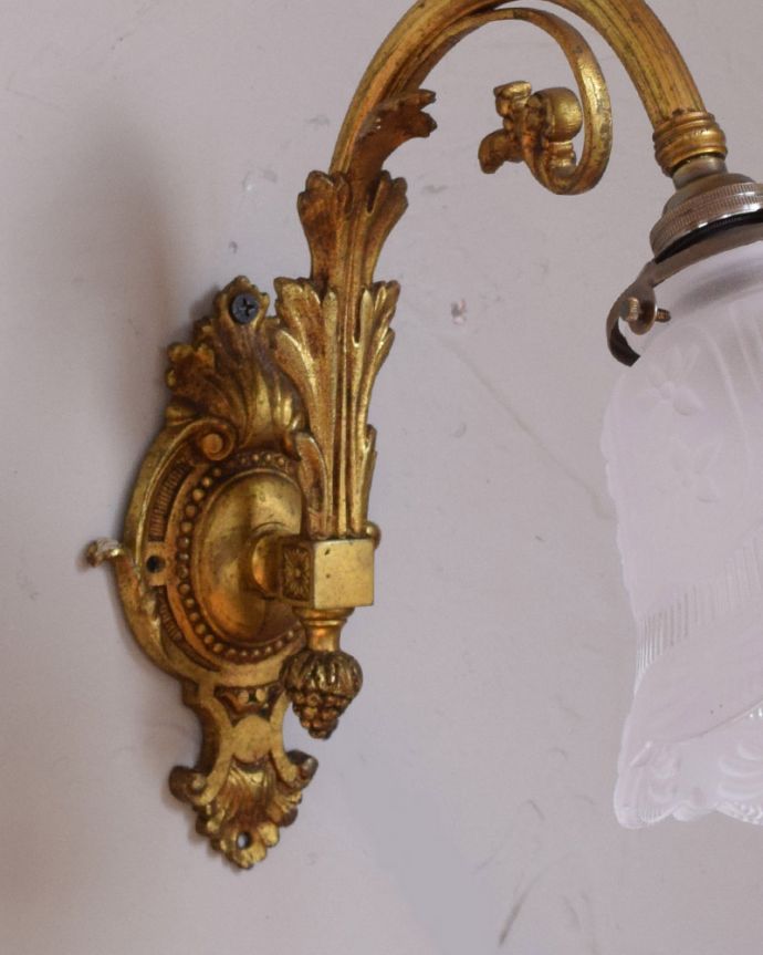 壁付けブラケット 照明・ライティング 真鍮が美しいフランスのアンティークウォールブラケット(E17シャンデリア球・ギャラリーA付き)。アンティークらしいおシャレなデザイン真鍮の細かいデザインがアンティークらしさ。(j-135-z)