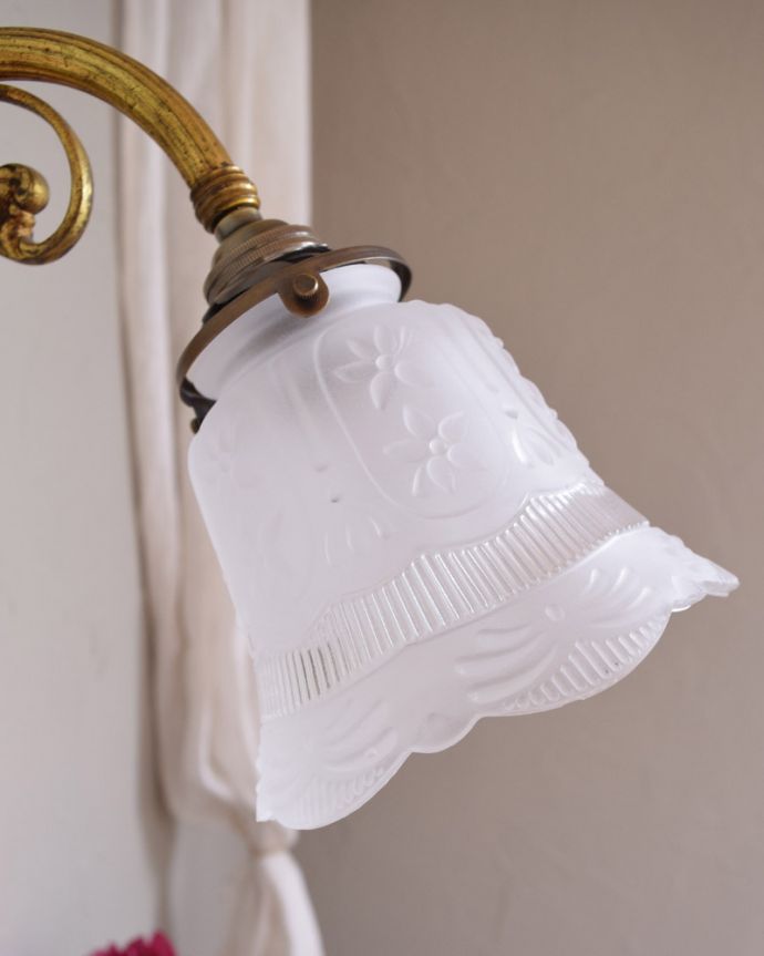 壁付けブラケット 照明・ライティング 真鍮が美しいフランスのアンティークウォールブラケット(E17シャンデリア球・ギャラリーA付き)。似会うシェードをセレクトアンティークの土台に似合うよう新品のシェードを選びました。(j-135-z)