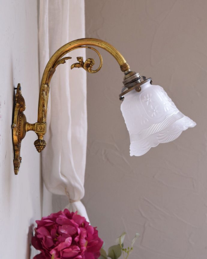 壁付けブラケット 照明・ライティング 真鍮が美しいフランスのアンティークウォールブラケット(E17シャンデリア球・ギャラリーA付き)。使いやすい下向きタイプ壁からの優しい灯りはお部屋を驚くほど雰囲気ある空間変化させてくれます。(j-135-z)