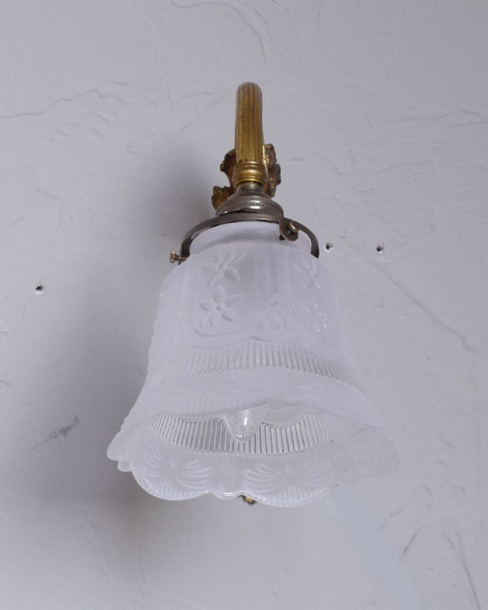 壁付けブラケット 照明・ライティング 真鍮が美しいフランスのアンティークウォールブラケット(E17シャンデリア球・ギャラリーA付き)。しっかり修復しました日本仕様に新しいコードで全てをオーバーホウルしました。(j-135-z)