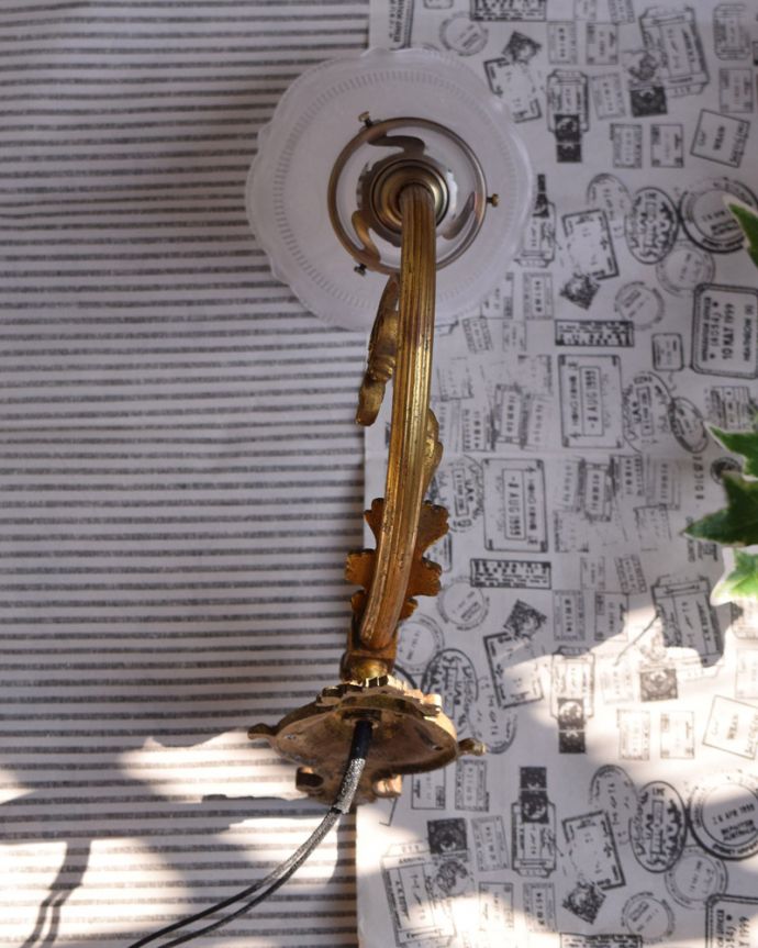 壁付けブラケット 照明・ライティング 真鍮が美しいフランスのアンティークウォールブラケット(E17シャンデリア球・ギャラリーA付き)。日本仕様に修復しました配線は新しいもので日本仕様に修復しました。(j-135-z)