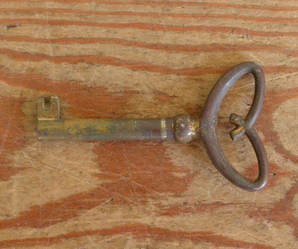 アンティークのチェスト アンティーク家具 クラシックなアンティーク英国家具、マホガニー材の4段チェスト(鍵付き)。アンティークの鍵がついています。(q-548-f)