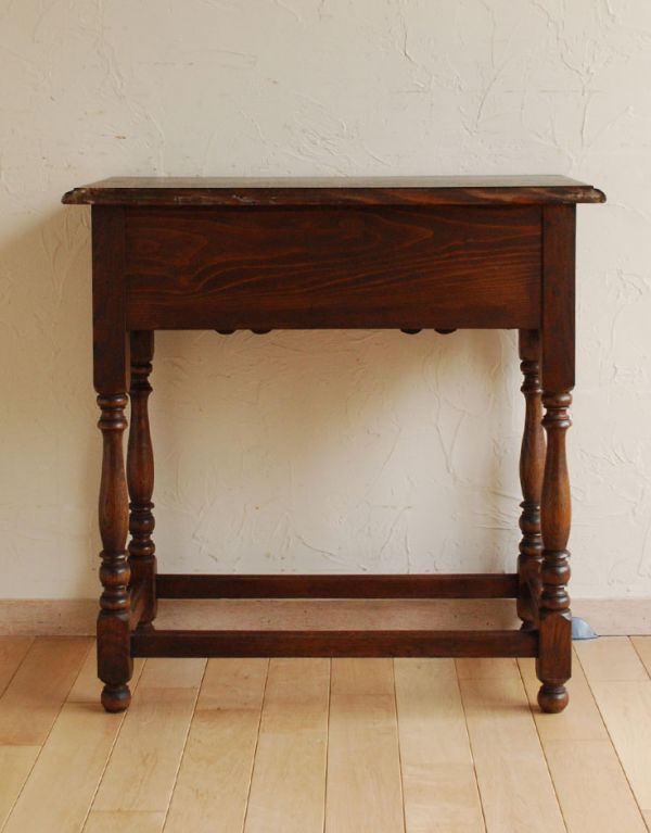 ロイドテーブル アンティーク家具 おしゃれなアンティーク家具、引き出し付きのコンソールテーブル。専門の職人によってお直ししていますが、アンティークは新品ではありません。(j-1385-f)