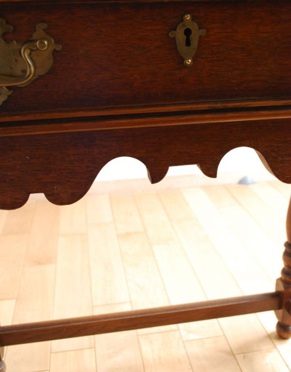 ロイドテーブル アンティーク家具 おしゃれなアンティーク家具、引き出し付きのコンソールテーブル。細部にまでこだわった装飾が見られます。(j-1385-f)