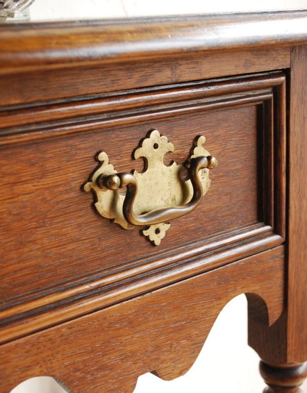 ロイドテーブル アンティーク家具 おしゃれなアンティーク家具、引き出し付きのコンソールテーブル。アンティークらしい繊細なデザインの取っ手が付いています。(j-1385-f)