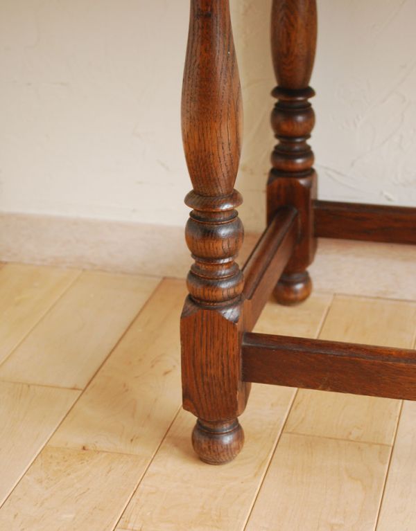 ロイドテーブル アンティーク家具 おしゃれなアンティーク家具、引き出し付きのコンソールテーブル。美しい脚がしっかりテーブルを支えます※フェルトキーパーをお付けしてお届けしています。(j-1385-f)