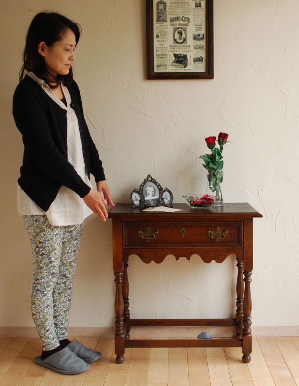 ロイドテーブル アンティーク家具 おしゃれなアンティーク家具、引き出し付きのコンソールテーブル。そっと壁に付けて置くだけで、オシャレな雰囲気に。(j-1385-f)