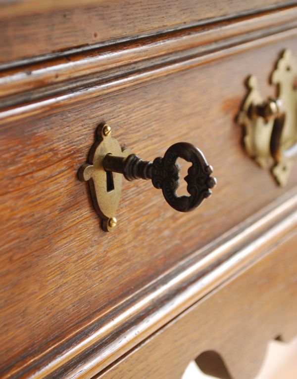 ロイドテーブル アンティーク家具 おしゃれなアンティーク家具、引き出し付きのコンソールテーブル。鍵穴があります。(j-1385-f)