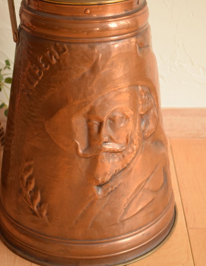 アンティーク 真鍮の雑貨　アンティーク雑貨　英国から到着したアンティーク雑貨、ルーベンスがデザインされたコッパー×真鍮のコールバケツ。石炭を入れて使っていたコールボックスアンティークでしか見つからない貴重なアイテムには、ピーテル・パウル・ルーベンスがデザインされています。(j-139-z)