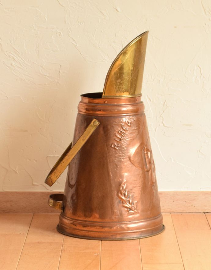 アンティーク 真鍮の雑貨　アンティーク雑貨　英国から到着したアンティーク雑貨、ルーベンスがデザインされたコッパー×真鍮のコールバケツ。横から見ると･･･今は使われることがない石炭入れ。(j-139-z)