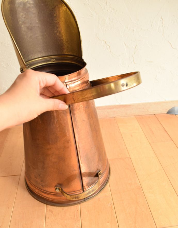 アンティーク 真鍮の雑貨　アンティーク雑貨　英国から到着したアンティーク雑貨、ルーベンスがデザインされたコッパー×真鍮のコールバケツ。持ち手も付いています石炭を運ぶ時に、この持ち手を使って運んでいました。(j-139-z)