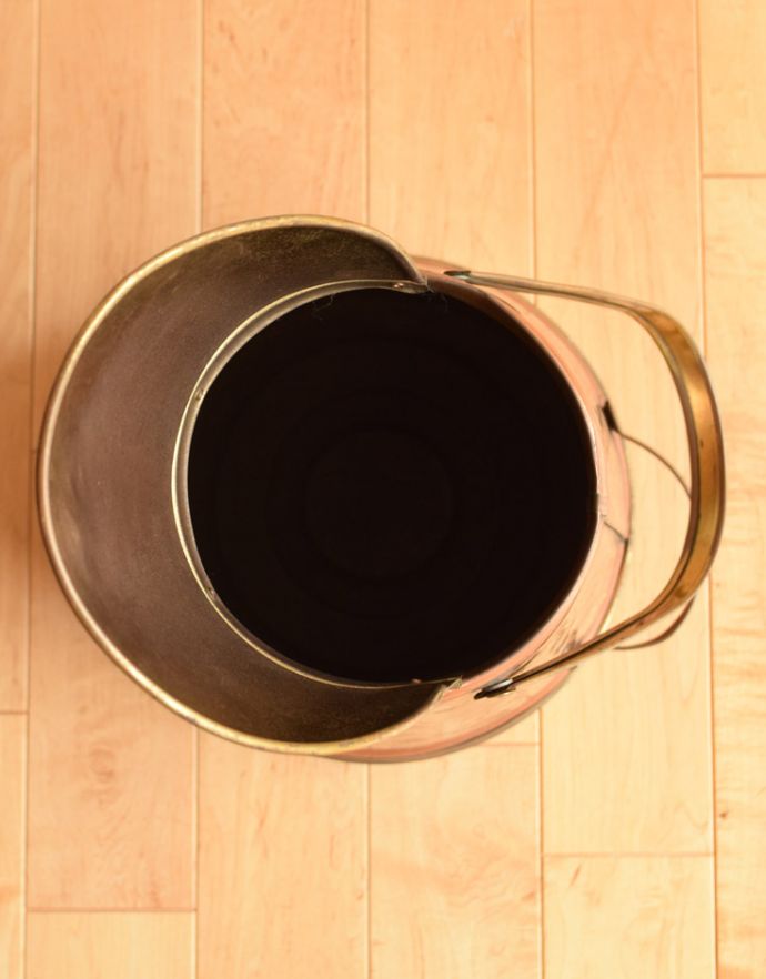 アンティーク 真鍮の雑貨　アンティーク雑貨　英国から到着したアンティーク雑貨、ルーベンスがデザインされたコッパー×真鍮のコールバケツ。上から見ると･･･中はこんな感じで、出来る限りキレイにしました。(j-139-z)