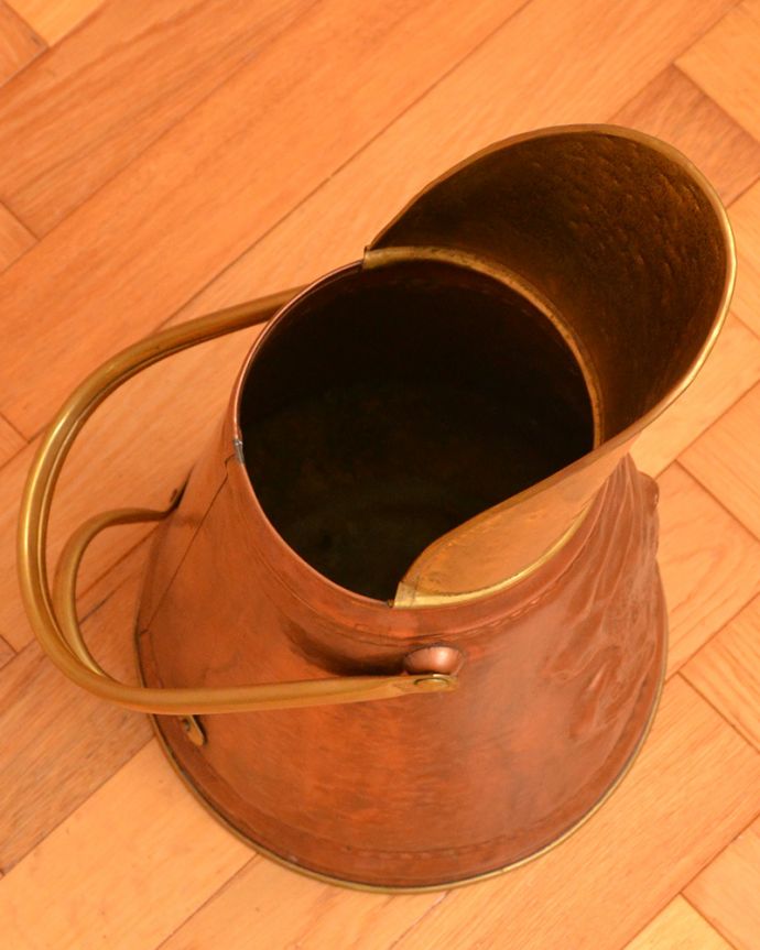 アンティーク 真鍮の雑貨　アンティーク雑貨　英国から到着したアンティーク雑貨、コッパー×真鍮のコールバケツ(ルーベンス)。上から見ると･･･中はこんな感じで、出来る限りキレイにしました。(j-140-z)