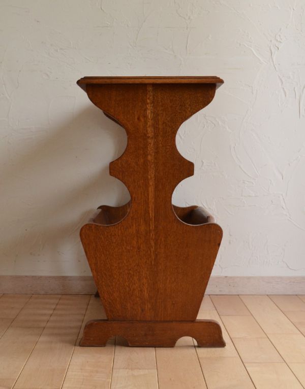 英国のアンティーク家具、天板や棚に物が飾れる木製のマガジンラック(j