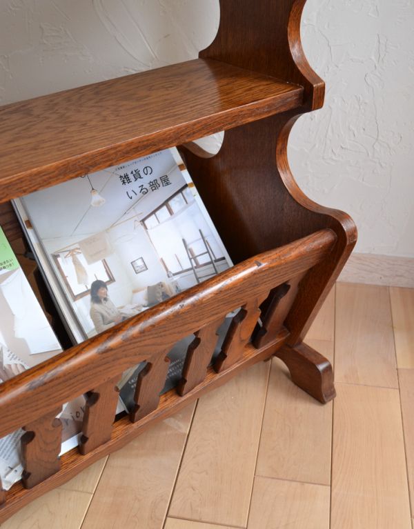 英国のアンティーク家具、天板や棚に物が飾れる木製のマガジンラック(j