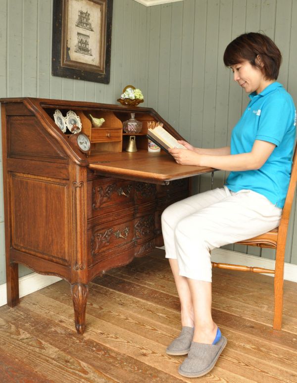 ビューロー アンティーク家具 フランスで見つけたアンティーク家具、ゴージャスな彫がたっぷり入ったビューロー(デスク)。外国製のビューローは装飾があちこちにあるので、絵になるアイテム。(j-1412-f)