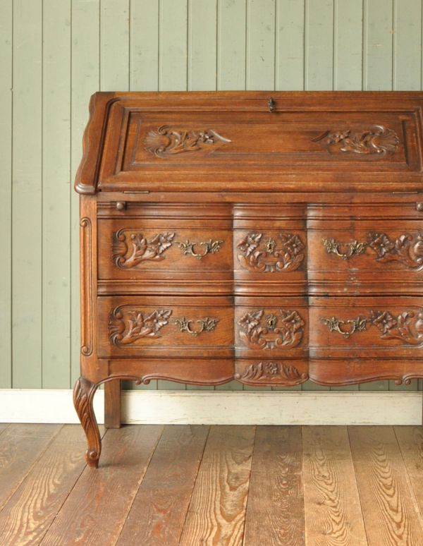 ビューロー アンティーク家具 フランスで見つけたアンティーク家具、ゴージャスな彫がたっぷり入ったビューロー(デスク)。とっても美しい彫の装飾です。(j-1412-f)