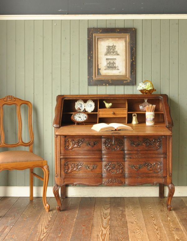 ビューロー アンティーク家具 フランスで見つけたアンティーク家具、ゴージャスな彫がたっぷり入ったビューロー(デスク)。棚に化粧品を片付ければ、奥様のドレッサー代わりにもなりますよ。(j-1412-f)
