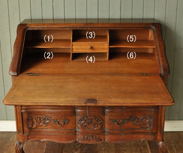 ビューロー アンティーク家具 フランスで見つけたアンティーク家具、ゴージャスな彫がたっぷり入ったビューロー(デスク)。この通り天板は広々しているので、パソコンデスクとしても活躍してくれます。(j-1412-f)