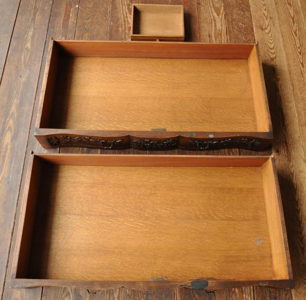 ビューロー アンティーク家具 フランスで見つけたアンティーク家具、ゴージャスな彫がたっぷり入ったビューロー(デスク)。引き出しは2杯付いています。(j-1412-f)