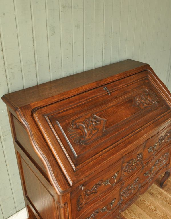 ビューロー アンティーク家具 フランスで見つけたアンティーク家具、ゴージャスな彫がたっぷり入ったビューロー(デスク)。天板もピカピカにお直ししました。(j-1412-f)