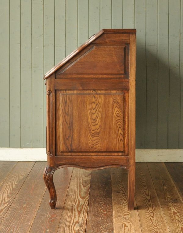 ビューロー アンティーク家具 フランスで見つけたアンティーク家具、ゴージャスな彫がたっぷり入ったビューロー(デスク)。ビューローを閉じると、スッキリとしたキャビネットに。(j-1412-f)