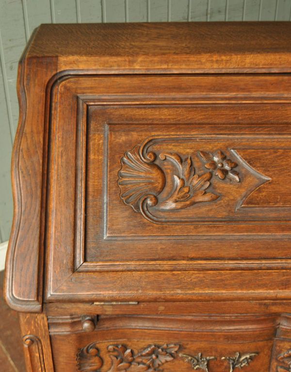 ビューロー アンティーク家具 フランスで見つけたアンティーク家具、ゴージャスな彫がたっぷり入ったビューロー(デスク)。フランスならではの優雅な彫りのデザインにうっとりとしてしまいます。(j-1412-f)