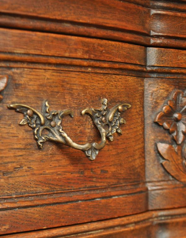 ビューロー アンティーク家具 フランスで見つけたアンティーク家具、ゴージャスな彫がたっぷり入ったビューロー(デスク)。こちらはキャビネット下部にある引き出しの取っ手です。(j-1412-f)