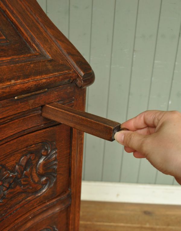 ビューロー アンティーク家具 フランスで見つけたアンティーク家具、ゴージャスな彫がたっぷり入ったビューロー(デスク)。ビューローの支えであるバーは、両サイドに付いています。(j-1412-f)