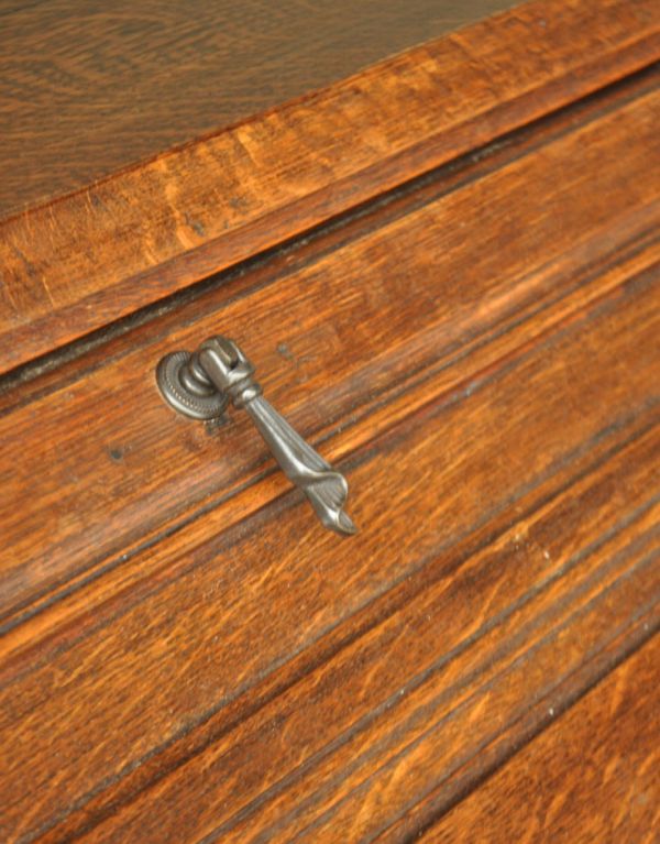 ビューロー アンティーク家具 フランスで見つけたアンティーク家具、ゴージャスな彫がたっぷり入ったビューロー(デスク)。アンティークならではのお洒落な取っ手。(j-1412-f)