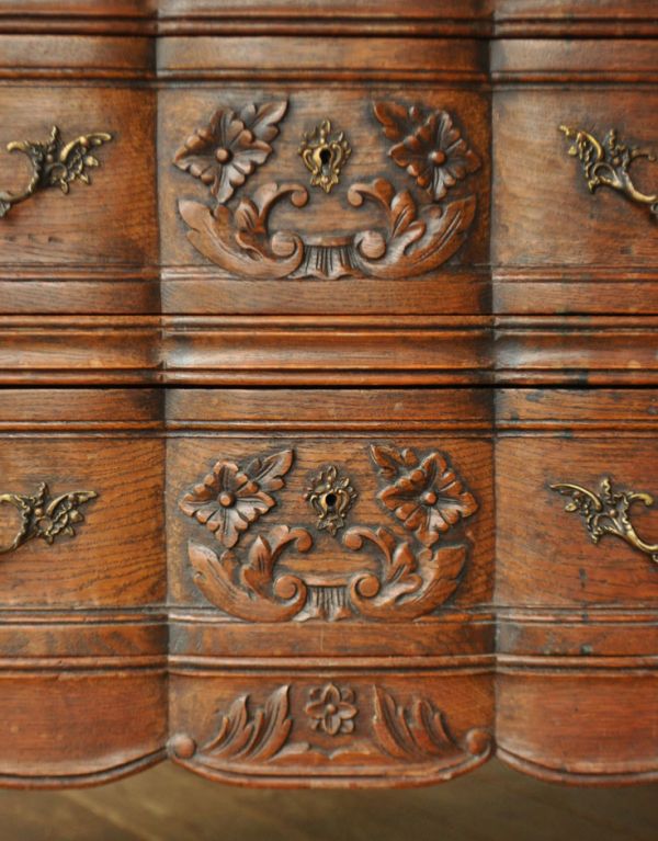 ビューロー アンティーク家具 フランスで見つけたアンティーク家具、ゴージャスな彫がたっぷり入ったビューロー(デスク)。引き出しの鍵穴です。(j-1412-f)