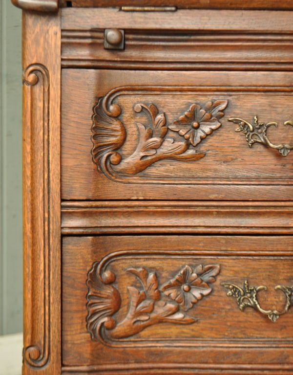 ビューロー アンティーク家具 フランスで見つけたアンティーク家具、ゴージャスな彫がたっぷり入ったビューロー(デスク)。引き出しの彫です。(j-1412-f)