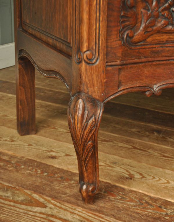 ビューロー アンティーク家具 フランスで見つけたアンティーク家具、ゴージャスな彫がたっぷり入ったビューロー(デスク)。安定感のある脚がしっかり支えます。(j-1412-f)