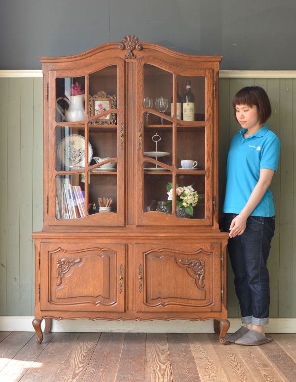 フランスの華やかなアンティーク家具、大きなガラスキャビネット（食器