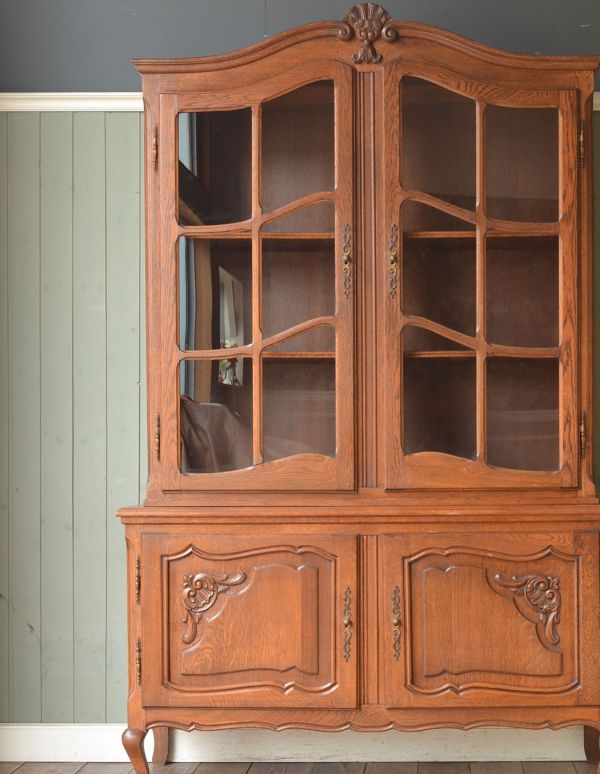 フランスの華やかなアンティーク家具、大きなガラスキャビネット（食器