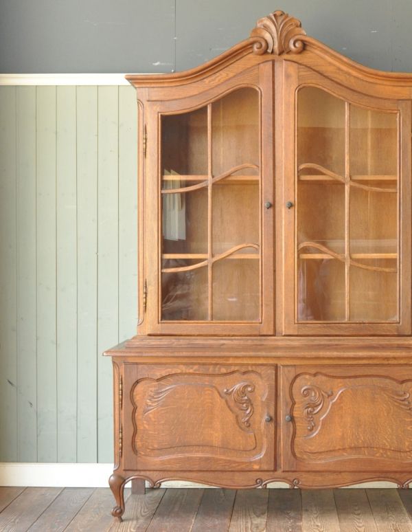 フランスの豪華なアンティーク家具、大きなガラスキャビネット（食器棚