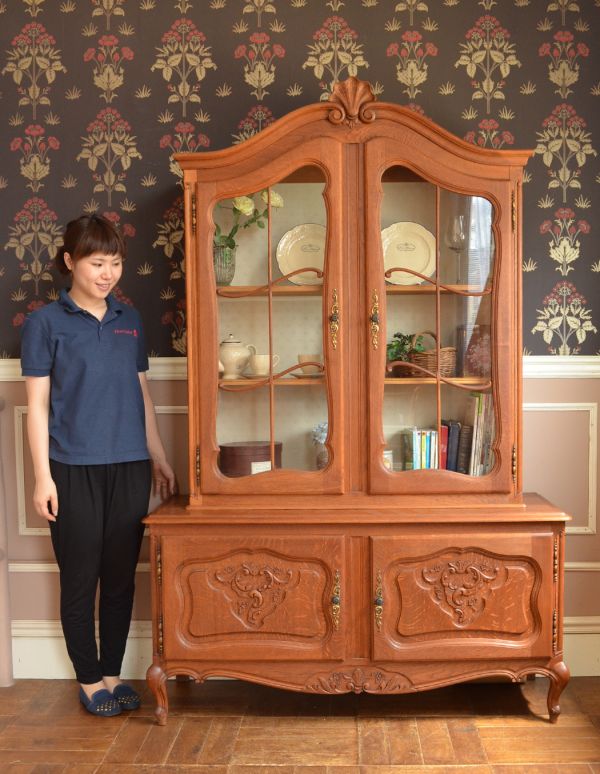 アンティークのキャビネット アンティーク家具 フランスのゴージャスなアンティーク家具、食器棚になるガラスキャビネット。高級感たっぷりのガラスキャビネット。(j-1437-f)