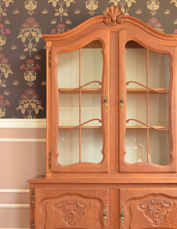 アンティークのキャビネット アンティーク家具 フランスのゴージャスなアンティーク家具、食器棚になるガラスキャビネット。どんなものを飾っても、素敵に見えてしまうキャビネット。(j-1437-f)