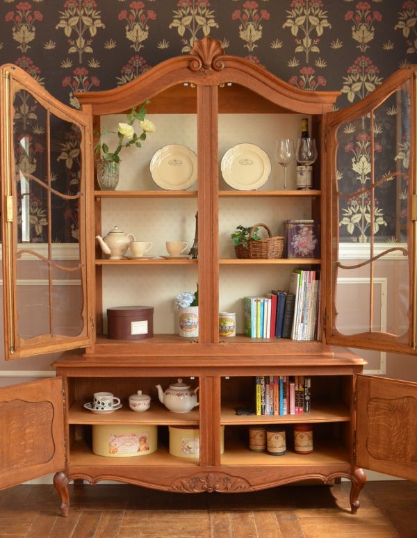 アンティークのキャビネット アンティーク家具 フランスのゴージャスなアンティーク家具、食器棚になるガラスキャビネット。オーク材の木目の表情が美しく出ています。(j-1437-f)