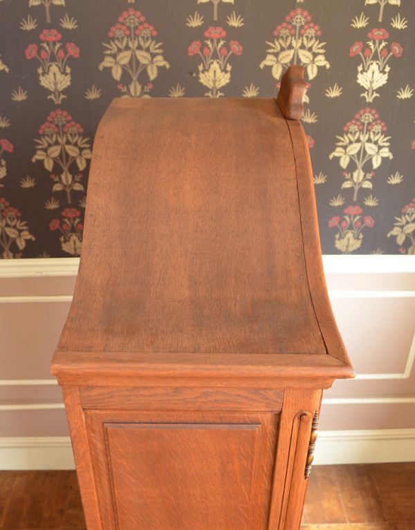 アンティークのキャビネット アンティーク家具 フランスのゴージャスなアンティーク家具、食器棚になるガラスキャビネット。天板もピカピカにお直ししました。(j-1437-f)