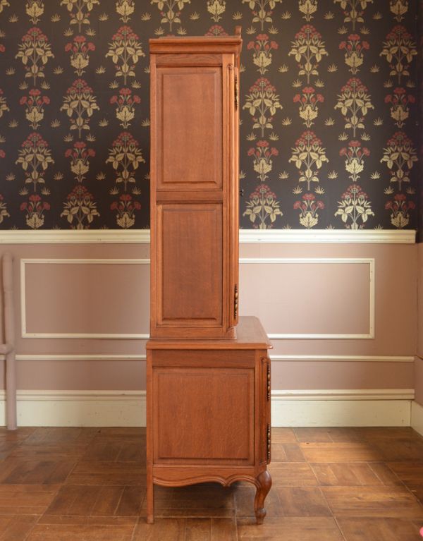 アンティークのキャビネット アンティーク家具 フランスのゴージャスなアンティーク家具、食器棚になるガラスキャビネット。横から見ると意外とスッキリしているんですよ。(j-1437-f)