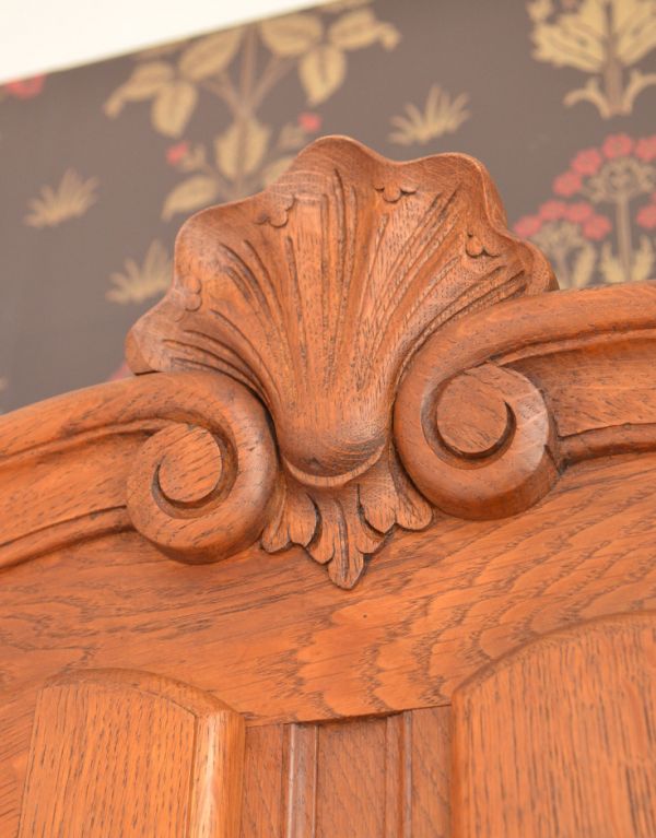 アンティークのキャビネット アンティーク家具 フランスのゴージャスなアンティーク家具、食器棚になるガラスキャビネット。繊細な装飾は見とれる程美しいです。(j-1437-f)