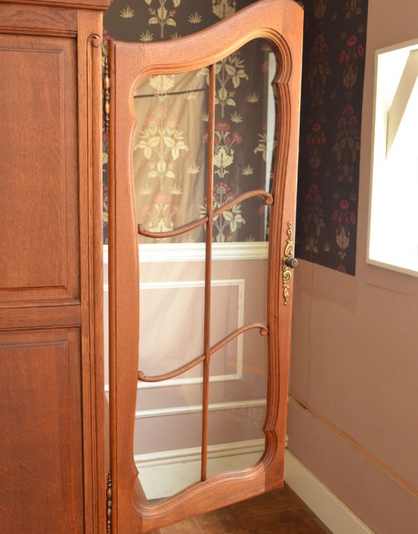 アンティークのキャビネット アンティーク家具 フランスのゴージャスなアンティーク家具、食器棚になるガラスキャビネット。アンティークのガラスがキレイに残っていました。(j-1437-f)