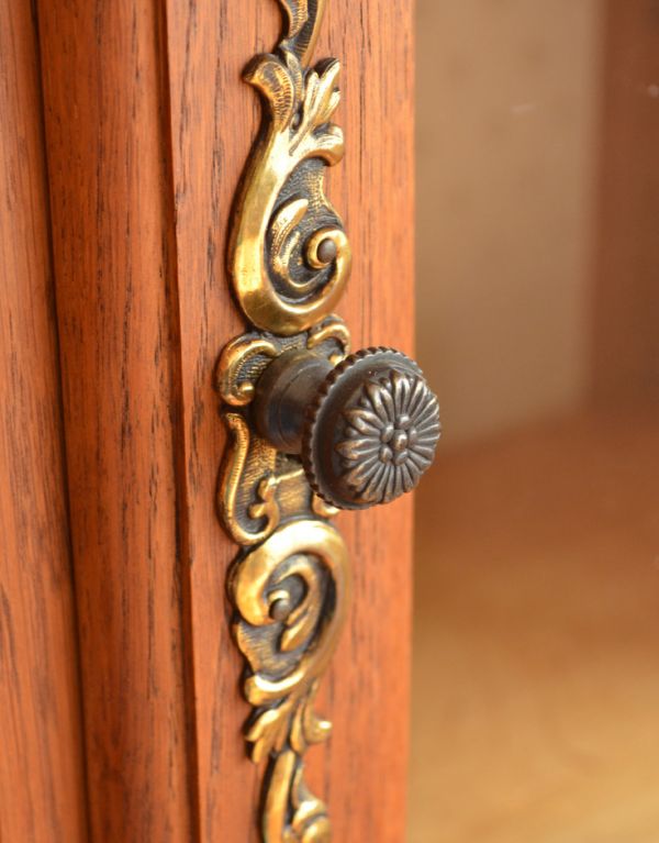 アンティークのキャビネット アンティーク家具 フランスのゴージャスなアンティーク家具、食器棚になるガラスキャビネット。アンティークらしい繊細なデザインの取っ手がちょこんと付いています。(j-1437-f)